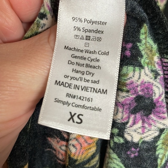 LulaRoe size XS Color Floral Black Carly High-low Short Sleeve Dress with pocket - Picture 6 of 7